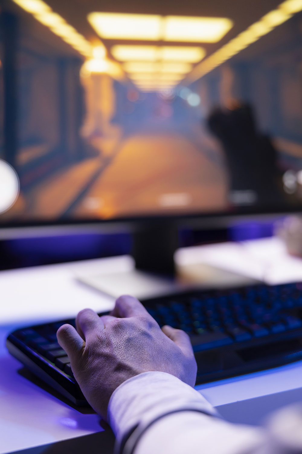 Close up de jogador comecando sessao de jogo tentando relaxar